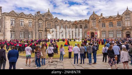 ST ANDREWS, FIFE, SCOZIA, EUROPA - Processione per la Giornata delle lauree in Saint Salvators Quad presso la St Andrews University. Foto Stock