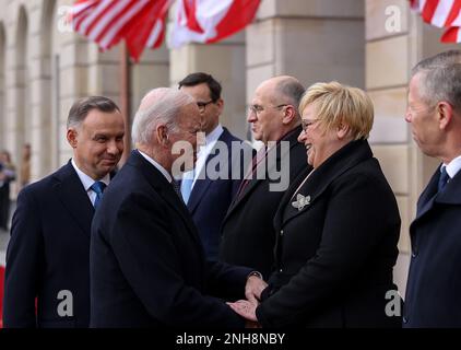 Varsavia, Polonia. 21st Feb, 2023. Il Presidente DEGLI STATI UNITI Joe Biden (L) viene accolto da funzionari polacchi durante una cerimonia di benvenuto in vista del loro incontro al Palazzo Presidenziale di Varsavia il 21 febbraio 2023. Photo by Jakub Szymczuk/PRP/UPI Credit: UPI/Alamy Live News Foto Stock