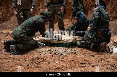 Royal Thai Army Explosive Ordnance tecnici di smaltimento posizionare le mine anti-persona per la detonazione su larga scala a Ta Mor Roi zona di formazione durante Humanitarian Mine Action EOD livello 3 nella provincia di Surin, Thailandia, 27 luglio 2022. Le forze Armate reali Thai e Americane lavorano insieme per formare gli studenti del Thailand Mine Action Center nel livello EOD 3 al fine di sviluppare una capacità EOD per aiutare la missione di TMAC di diventare senza mine. Questa partnership è in linea con gli Stati Uniti Programma di azione umanitaria per le miniere del Dipartimento della Difesa, che assiste le nazioni partner colpite dalle mine terrestri, resti esplosivi Foto Stock