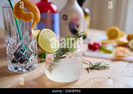 Berlino, Germania. 18th Feb, 2023. Illustrazione: I cocktail analcolici sono su un tavolo e pronti per essere preparati. Credit: Annette Riedl/dpa/Alamy Live News Foto Stock