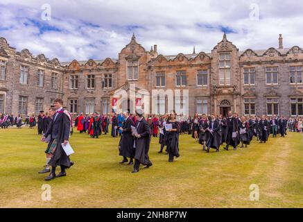 ST ANDREWS, FIFE, SCOZIA, EUROPA - Processione per la Giornata delle lauree in Saint Salvators Quad presso la St Andrews University. Foto Stock