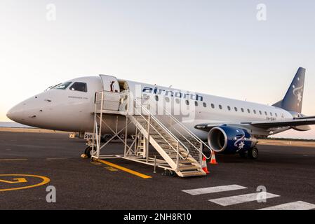 Un aeromobile Embraer 170 AirNorth sul grembiule dell'aeroporto di Kununurra - Aeroporto Regionale di Kimberley Est nella regione di Kimberley dell'Australia Occidentale. Ai Foto Stock