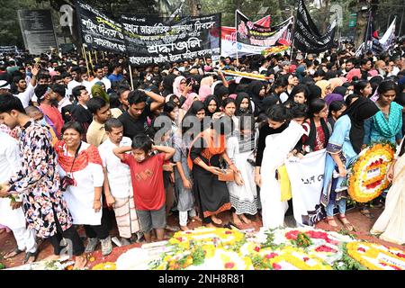 Dhaka, Bangladesh. 21st Feb, 2023. La gente deposita corone floreali presso il monumento commemorativo dei martiri della lingua centrale del Bangladesh in omaggio ai martiri del movimento linguistico bengalese del 1952 durante la Giornata Internazionale della lingua materna a Dhaka, Bangladesh, il 21 febbraio 2023. Credit: Mamunur Rashid/Alamy Live News Foto Stock