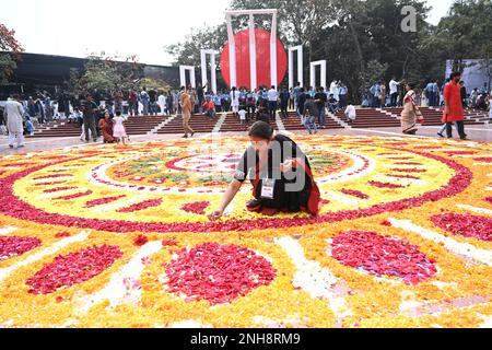 Dhaka, Bangladesh. 21st Feb, 2023. Un volontario organizza petali di fiori presso il monumento commemorativo dei martiri della lingua centrale del Bangladesh in omaggio ai martiri del movimento linguistico bengalese del 1952 durante la Giornata internazionale della lingua materna a Dhaka, Bangladesh, il 21 febbraio 2023. Credit: Mamunur Rashid/Alamy Live News Foto Stock