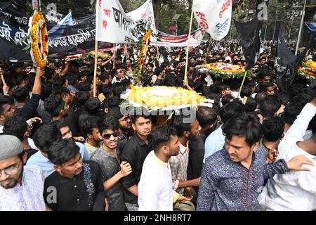 Dhaka, Bangladesh. 21st Feb, 2023. La gente deposita corone floreali presso il monumento commemorativo dei martiri della lingua centrale del Bangladesh in omaggio ai martiri del movimento linguistico bengalese del 1952 durante la Giornata Internazionale della lingua materna a Dhaka, Bangladesh, il 21 febbraio 2023. Credit: Mamunur Rashid/Alamy Live News Foto Stock