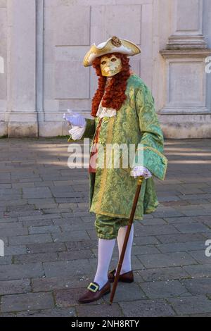 Carnevalesco maschile vestito in costume elaborato e maschera durante il Carnevale di Venezia 2023 a San Polo, Venezia, Italia nel mese di febbraio Foto Stock