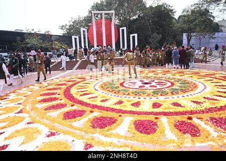 Dhaka, Bangladesh. 21st Feb, 2023. Una mostra di petali di fiori è vista presso il monumento commemorativo dei martiri della lingua centrale del Bangladesh in omaggio ai martiri del movimento linguistico bengalese del 1952 durante la Giornata Internazionale della lingua materna a Dhaka, Bangladesh, il 21 febbraio 2023. Credit: Mamunur Rashid/Alamy Live News Foto Stock