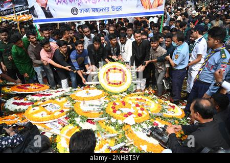 Dhaka, Bangladesh. 21st Feb, 2023. La gente deposita corone floreali presso il monumento commemorativo dei martiri della lingua centrale del Bangladesh in omaggio ai martiri del movimento linguistico bengalese del 1952 durante la Giornata Internazionale della lingua materna a Dhaka, Bangladesh, il 21 febbraio 2023. Credit: Mamunur Rashid/Alamy Live News Foto Stock