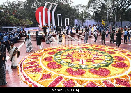 Dhaka, Bangladesh. 21st Feb, 2023. Una mostra di petali di fiori è vista presso il monumento commemorativo dei martiri della lingua centrale del Bangladesh in omaggio ai martiri del movimento linguistico bengalese del 1952 durante la Giornata Internazionale della lingua materna a Dhaka, Bangladesh, il 21 febbraio 2023. Credit: Mamunur Rashid/Alamy Live News Foto Stock