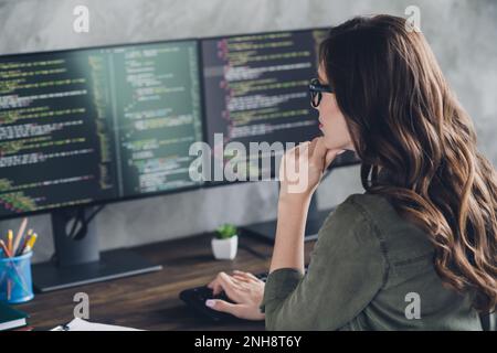 Profilo ritratto di mentalità intelligente web designer mano touch mento brainstorming guardare due monitor ufficio business center all'interno Foto Stock