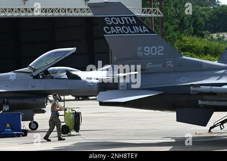 STATI UNITI I capi dell'equipaggio dell'Air Force della South Carolina Air National Guard's 169th Maintenance Group preparano F-16 Fighting Falcons della 157th Fighter Squadron per un allenamento giornaliero all'aeroporto metropolitano di Columbia, Columbia, South Carolina, 27 luglio 2022. Lo SCANG sta attualmente volando fuori dall'Aeroporto Metropolitano di Columbia durante un progetto di costruzione della pista in corso presso la base della Guardia Nazionale di McEntire, S.C. Foto Stock