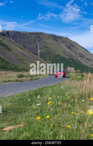 Traffico che scende lungo la A708 vicino alla cascata Grey Mares Tail parte di Moffat Dale, Dumfries e Galloway, Scozia, Regno Unito. Foto Stock