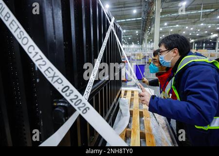 (230221) -- CHENGDU, 21 febbraio 2023 (Xinhua) -- Un membro dello staff e un veterinario (2nd R) esaminano il panda gigante giapponese Xiang Xiang all'aeroporto internazionale di Chengdu Shuangliu nella provincia sudoccidentale del Sichuan, 21 febbraio 2022. Panda gigante femminile Xiang Xiang il martedì mattina ha lasciato lo zoo di Ueno a Tokyo in Giappone per tornare in Cina, il suo paese natale. Xiang Xiang è nato allo zoo di Ueno nel giugno 2017 da Shin Shin (femmina) e Ri Ri (maschio), due panda giganti in prestito dalla Cina, dove appartiene la proprietà sui cuccioli che danno alla luce. Ormai cinque anni e otto mesi, il panda ha riacuto Foto Stock