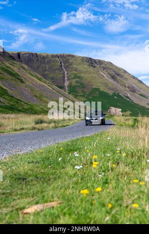 Traffico che scende lungo la A708 vicino alla cascata Grey Mares Tail parte di Moffat Dale, Dumfries e Galloway, Scozia, Regno Unito. Foto Stock