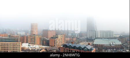 LEEDS, REGNO UNITO - 14 FEBBRAIO 2023. Una vista panoramica aerea dello skyline di Leeds con nebbia e nebbia che riducono la visibilità Foto Stock