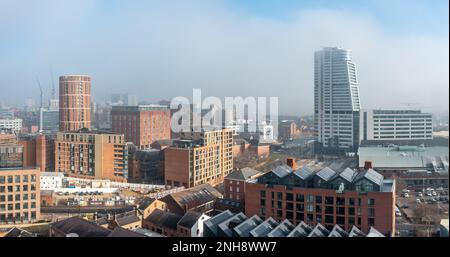 LEEDS, REGNO UNITO - 14 FEBBRAIO 2023. Una vista panoramica aerea dello skyline della città di Leeds con il grattacielo Bridgewater Place coperto di nebbia e nebbia Foto Stock