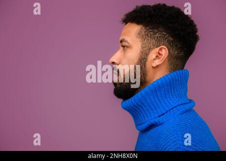 Ritratto di uomo multirazziale in maglia maglione. Foto Stock