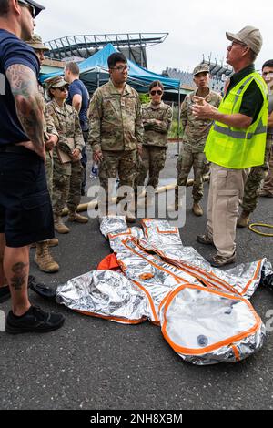 STATI UNITI I soldati dell'esercito con la 140th Chemical Company, California National Guard, ricevono un breve resoconto da un rappresentante del CSX Railyard per un training sulle fuoriuscite di sostanze chimiche durante l'esercizio Dense Urban Terrain (DUT) presso il CSX Railyard di Philadelphia, Pa., 27 luglio 2022. Task Force 46 e oltre 600 dipendenti dei suoi partner federali, statali, locali, privati e accademici hanno collaborato per completare con successo l'ultimo esercizio DUT. La serie di esercizi del DUT è iniziata nel 2018 ed è diventata una delle principali esercitazioni di difesa nazionale contro tutti i rischi e la patria, ideate per migliorare l'interoperabilità tra le agenzie Foto Stock