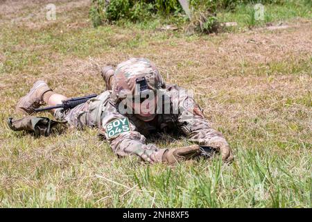 STATI UNITI Spencer Fayles, una medica di combattimento con la 144th Area Support Medical Company, che rappresenta la Guardia Nazionale dello Utah nella All Guard National Best Warrior Competition, gestisce il filo di detonazione per un Claymore dell'M18A1 a Tullahoma, Tennessee, 26 luglio 2022. Quattordici dei migliori giovani della Guardia Nazionale della nazione hanno arruolato soldati e ufficiali non commissionati partecipano a un'intensa competizione di sei giorni in tutto il Tennessee per determinare chi sarà nominato migliore della Guardia Nazionale dell'Esercito. Foto Stock