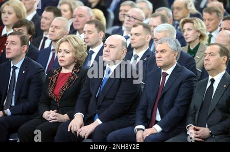 Mosca, Russia. 21st Feb, 2023. I funzionari del governo russo ascoltano il discorso annuale del presidente Vladimir Putin all’Assemblea federale, il 21 febbraio 2023 a Mosca, Russia. Seduta da sinistra: Partito della Russia unita Segretario del Consiglio Generale Andrey Turchak, oratore del Consiglio Federale Valentina Matvienko, primo Ministro Mikhail Mishustin, Presidente della Duma di Stato Russo Vyacheslav Volodin e Vice Presidente del Consiglio di sicurezza Russo Dmitry Medvedev. Credit: Mikhail Metzel/Kremlin Pool/Alamy Live News Foto Stock