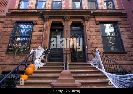 Le decorazioni annuali di Halloween sono decorate nell'Upper East Side Manhattan su 2022. Foto Stock