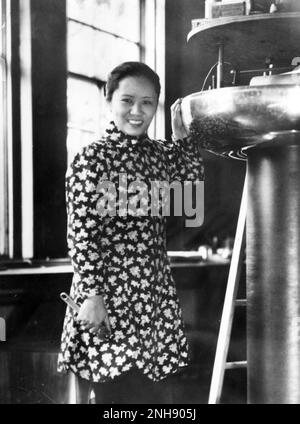 Chien-shiung Wu (1912-1997) montaggio di un generatore elettrostatico presso lo Smith College Physics Laboratory, circa 1942. WU è stato un fisico cinese-americano che ha lavorato al progetto Manhattan, contribuendo a sviluppare il processo di separazione dell'uranio metallico negli isotopi U-235 e U-238 mediante diffusione gassosa. Nel 1956, Wu e Tsung-Dao Lee hanno confermato sperimentalmente una teoria secondo la quale la parità viene violata durante un debole decadimento radioattivo, rovesciando molte ipotesi di base della fisica delle particelle. Foto Stock