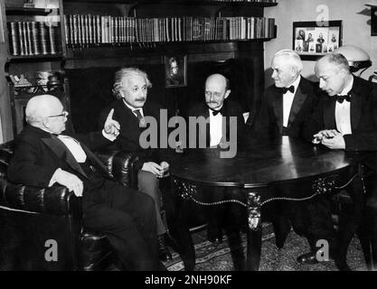 Fisici e chimici tedeschi e americani (da sinistra a destra): Walther Nernst, Albert Einstein, Max Planck, Robert Andrews Millikan e Max von Laue, in una cena di Max von Laue il 12 novembre 1931 a Berlino. Foto Stock