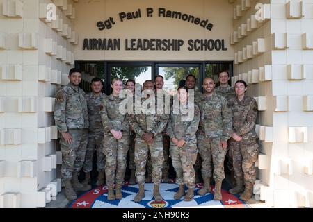 STATI UNITI Personale dell'aeronautica Sgt. Steven Peters, front center, 60th Healthcare Operations tecnico medico di emergenza Squadron, posa in una foto di gruppo con il suo collega Airman frequenta la Airmen Leadership School alla base dell'aeronautica militare di Travis, California, 27 luglio 2022. Peters è uno dei 12 eccezionali Airmen dell'anno per il 2022. Foto Stock