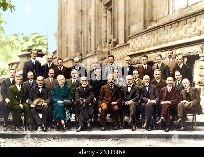 Gli Istituti internazionali Solvay per la fisica e la chimica di Bruxelles hanno tenuto la prima conferenza mondiale sulla fisica nel 1911 e hanno iniziato ad ospitarli ogni tre anni. La conferenza più famosa è stata la quinta conferenza sugli elettroni e i fotoni del 1927. Tra i partecipanti figuravano Marie Curie, Albert Einstein, Niels Bohr e Werner Heisenberg, per citarne alcuni. Dei 29 partecipanti, 17 sono stati vincitori del premio Nobel attuale o futuro. Colorato. Foto Stock