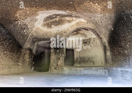 Camera in pietra nel complesso del monastero delle grotte di Vardzia in Georgia, vista interna di una dimora scolpita nella città medievale sotterranea. Foto Stock