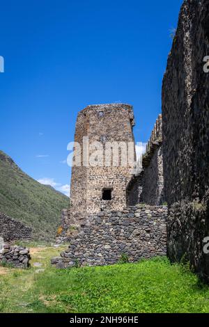 Fortezza di Khertvisi cortile inferiore in Georgia, muro medievale in pietra del castello con torri di guardia e cittadella su una collina rocciosa verde nel Caucaso minore. Foto Stock