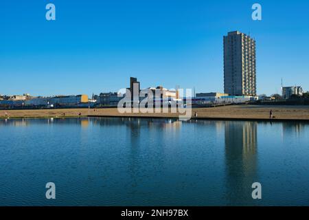 Vista della casa di Arlington dalla piscina Tidal a Margate, Kent Foto Stock