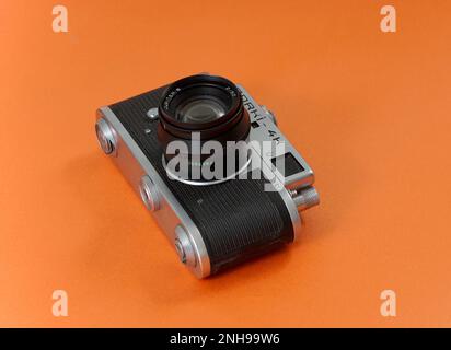 RESEN, MACEDONIA. IL 20 FEBBRAIO 2023-vintage film camera Zorki-4K è un 1970s Soviet-era 35mm film Rangefinder camera. Foto Stock