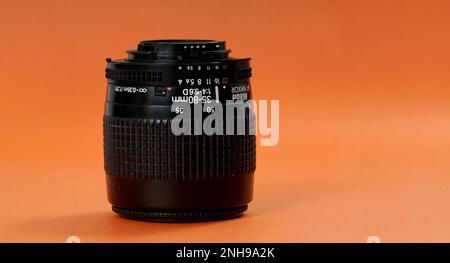 RESEN, MACEDONIA. 20 FEBBRAIO 2023-vintage film obiettivo su sfondo arancione.Nikkor zoom af 35-80 f4-5,6d Foto Stock