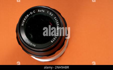 RESEN, MACEDONIA. 20 FEBBRAIO 2023-vintage film lente su arancione backround.nippon kogaku nikkor-q 135mm F3,5 manuale. Foto Stock