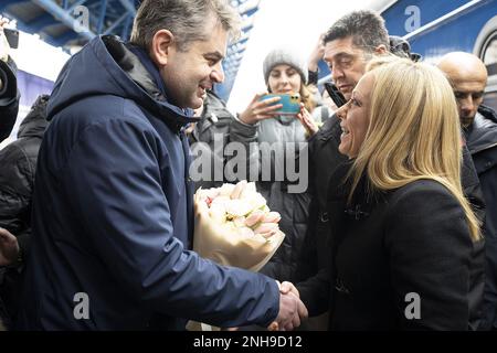 Kiev, Ucraina. 21st Feb, 2023. Il primo Ministro italiano Giorgia Meloni è accolto da Yevhen Perebyinis, Vice Ministro degli Esteri ucraino a Kiev, Ucraina, il 21 febbraio 2023. Il Premier Giorgia Meloni ha dichiarato di essere stata in visita in Ucraina per ribadire il sostegno del suo governo a Kiev dopo l'invasione russa e vedere di persona di quale tipo di aiuto ha bisogno il popolo ucraino. Foto: (EV)/ABACAPRESS.COM Credit: Abaca Press/Alamy Live News Foto Stock