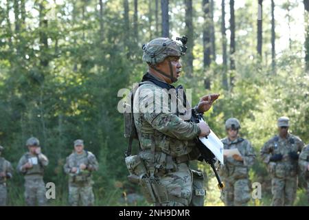 STATI UNITI Randy Lau, comandante della squadra di combattimento della Brigata di Fanteria 79th, dà la direzione durante una prova combinata delle armi presso il Joint Readiness Training Center, Fort Polk, Louisiana, 27 luglio 2022. La prova è una pratica militare che garantisce che i piani subordinati siano sincronizzati con quelli di altre unità e che i piani raggiungano l'intento del Comandante superiore. Foto Stock