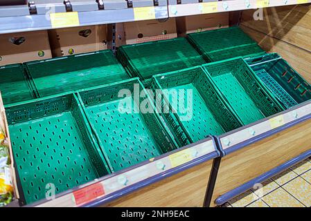 Glasgow, Scozia, Regno Unito 21st febbraio 2023. Non ci sono pomodori e uova in Aldi. Scaffali più alti che abbia mai visto Credit Gerard Ferry/Alamy Live News Foto Stock