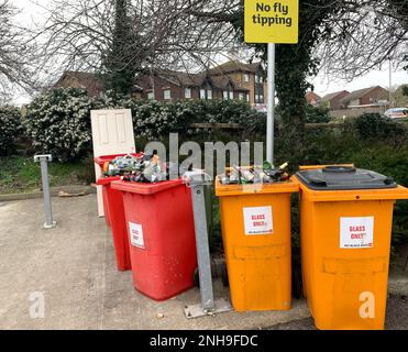 Taplow, Buckinghamshire, Regno Unito. 21st febbraio, 2023. Una porta a punta di mosca vicino a bottiglie di vetro in un'area di riciclaggio in un supermercato a Taplow. I costi di pulizia del flytipping continuano a essere un prosciugamento dei finanziamenti per i consigli locali e i proprietari terrieri. Credito: Maureen McLean/Alamy Foto Stock