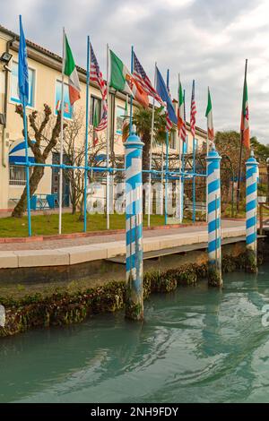 Bandiere italiane e statunitensi alla Laguna Veneziana dell'Isola di Poles Murano Foto Stock