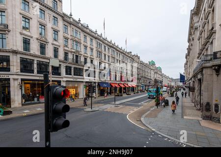 Londra, Inghilterra - 10 febbraio 2023: Strade e strade di Londra al mattino presto vicino a Trafalgar Square West Minister Foto Stock