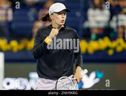 Dubai, Emirati Arabi Uniti, 21st. Feb, 2023. Il tennista polacco IgA Swiatek festeggia il torneo dei Dubai Duty Free Tennis Championships al Dubai Duty Free Tennis Stadium martedì 21 febbraio 2023., © Juergen Hasenkopf / Alamy Live News Foto Stock