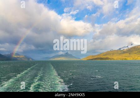 Panorama del Glacier Alley del canale di Beagle in Cile dalla nave da crociera con arcobaleno Foto Stock