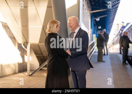 Kiev, Ucraina. 20th Feb, 2023. STATI UNITI Il presidente Joe Biden, a destra, è accolto dall'ambasciatore degli Stati Uniti in Ucraina Bridget Brink all'arrivo alla stazione ferroviaria di Kyiv-Pasazhyrsky, 20 febbraio 2023 a Kyiv, Ucraina. Biden si è fermato a Kiev in una visita non annunciata per rinnovare il sostegno americano all'Ucraina. Credit: Adam Schultz/White House Photo/Alamy Live News Foto Stock