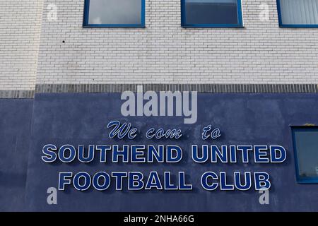 Sede principale del Southend United Football Club presso Roots Hall, Southend-on-Sea, Essex. Cartello blu con la scritta "We(l)com(e) to Southend United Football Club". Foto Stock