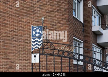 Metà del distintivo del Southend United Football Club, parte di un cancello aperto all'ingresso del loro Roots Hall Stadium, Southend-on-Sea, Essex. Foto Stock