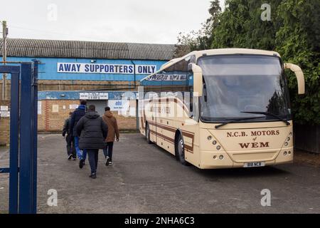 Tifosi in arrivo per una partita allo stadio Away End of Roots Hall, sede del Southend United Football Club. Tifosi pullman / autobus a fianco. Foto Stock