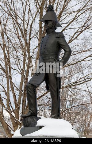 Ottawa, Canada - 23 gennaio 2023: Colonnello John per statua nel Majors Hill Park nel centro di Ottawa Foto Stock