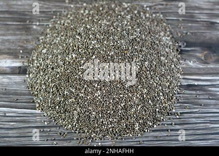 Semi di chia essiccati ad alto contenuto di fibre alimentari, vitamine, minerali, proteine, grassi e carboidrati, Ricco in vitamine di B, tiamina e niacina, it' Foto Stock