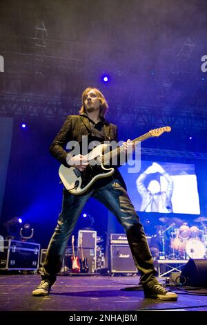 Chitarra Diego Arrigoni, Modà in concerto, il Palasharp, Milano, Italia (18.12.2010) Foto Stock